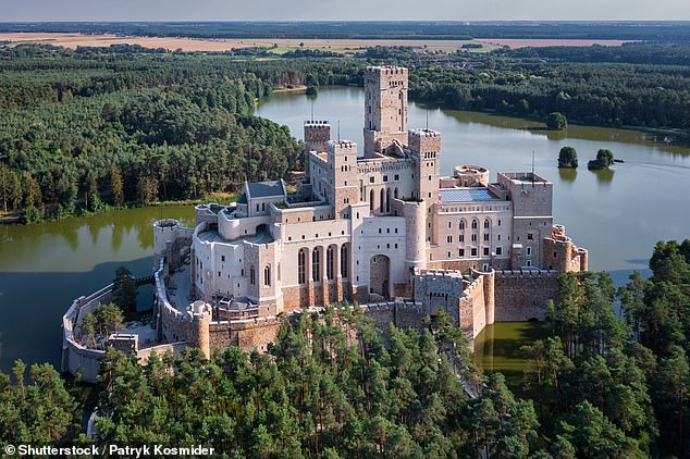 Mysterious Stobnica Castle Captivates Poland with Its Enormous Size and Fairy-Tale Design Amid Ongoing Construction Near Poznan