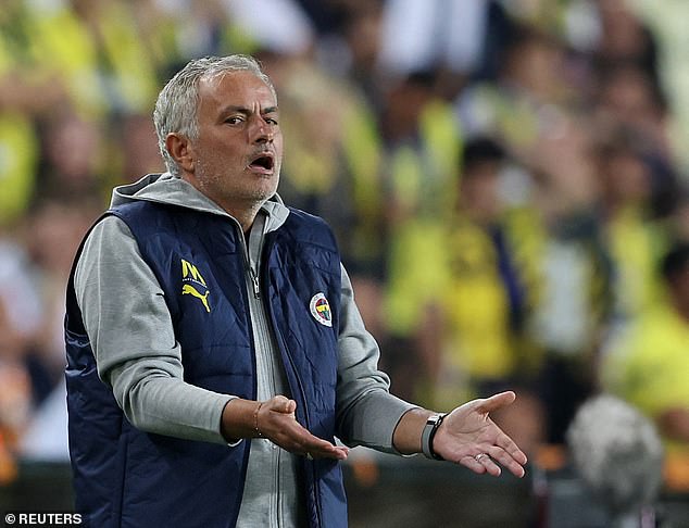 José Mourinho clashes with the Turkish press while defending his slow start at Fenerbahçe and pointing to his decorated career in football