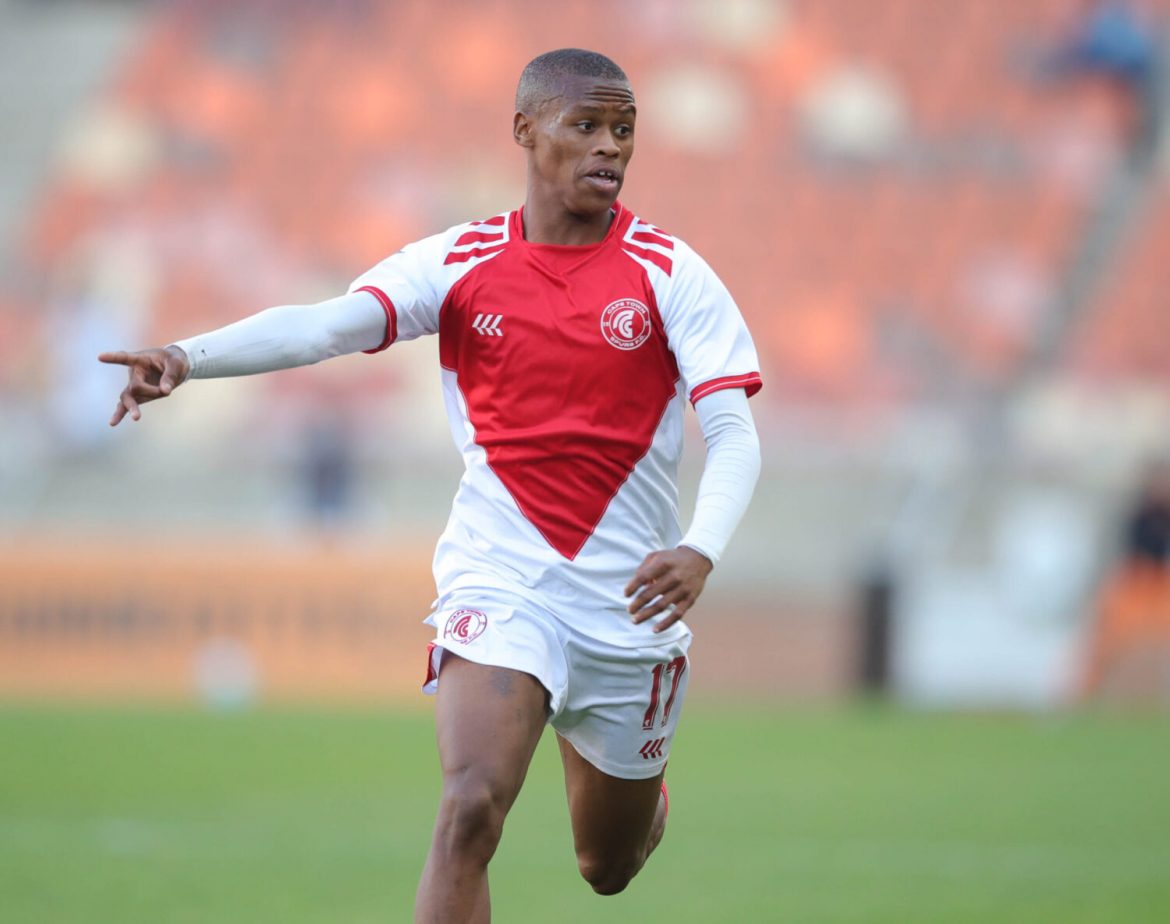 Kaizer Chiefs’ attempt to sign Cape Town Spurs star Asanele Velebayi fails as agent reveals low valuation behind the stalled transfer negotiations.