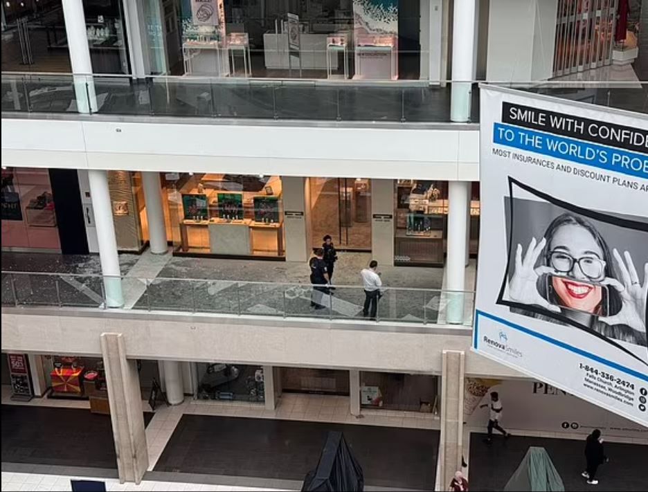 Three suspects shatter glass display case during bold robbery at Fashion Centre in Pentagon City