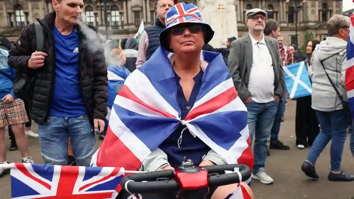 Thousands of Glasgow Residents Protest Against Far-Right Rally Supported by Tommy Robinson as Police Keep Groups Apart