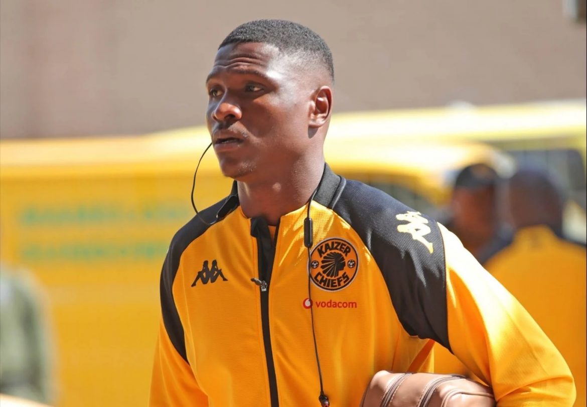 Chippa United targets Kaizer Chiefs defender Thatayaone Ditlhokwe for a move to Gqeberha as he considers his future with the Soweto giants