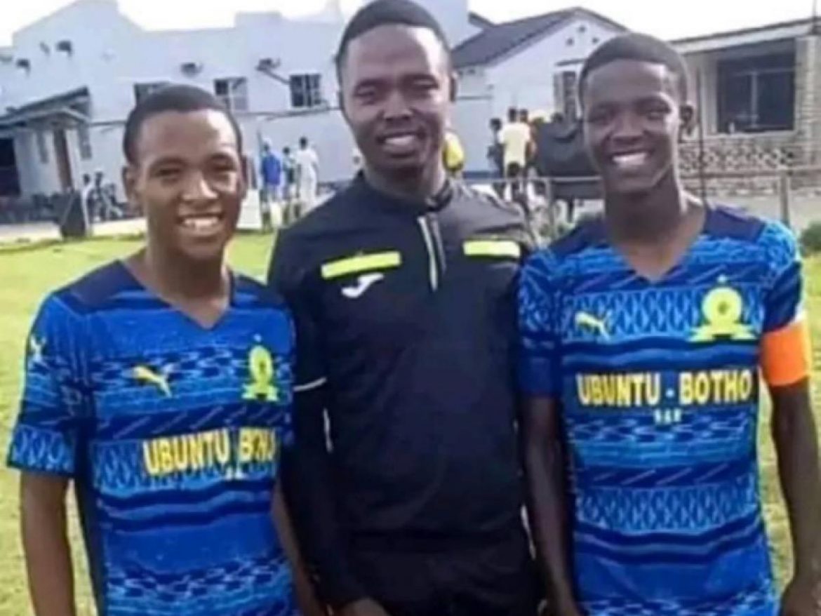 Fans react to a viral image of Orlando Pirates’ Relebohile Mofokeng in a Mamelodi Sundowns jersey, leading to questions about his past