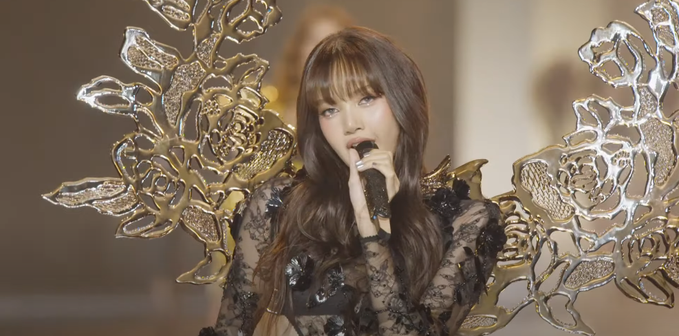 K-Pop Star Lisa Dazzles Audiences with Electrifying Performance at the 2024 Victoria’s Secret Fashion Show Held in Brooklyn