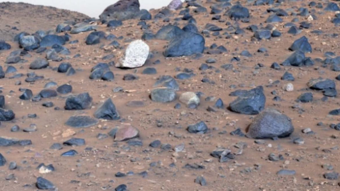 NASA’s Perseverance rover captures the clearest images of rare volcanic and mineral formations in Mars’ ancient lakebed