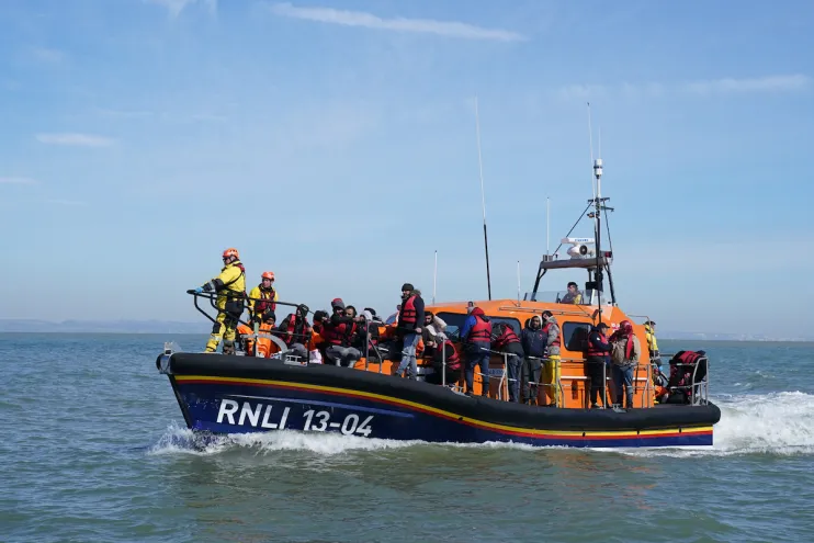 Six Adults Face Harrowing Experience as Rowing Boat Overturns on the River Thames with One Missing and Five Rescued