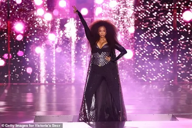 Tyra Banks Returns to Victoria’s Secret Fashion Show in New York City After Nearly Two Decades Away, Leaving Fans Excited Yet Confused by the Show’s New Approach